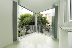 When the glazing system windows are open, horizontal twin ball-bearing runner carriages with a high load-bearing capacity keep s When the glazing system windows are open, horizontal twin ball-bearing runner carriages with a high load-bearing capacity keep s