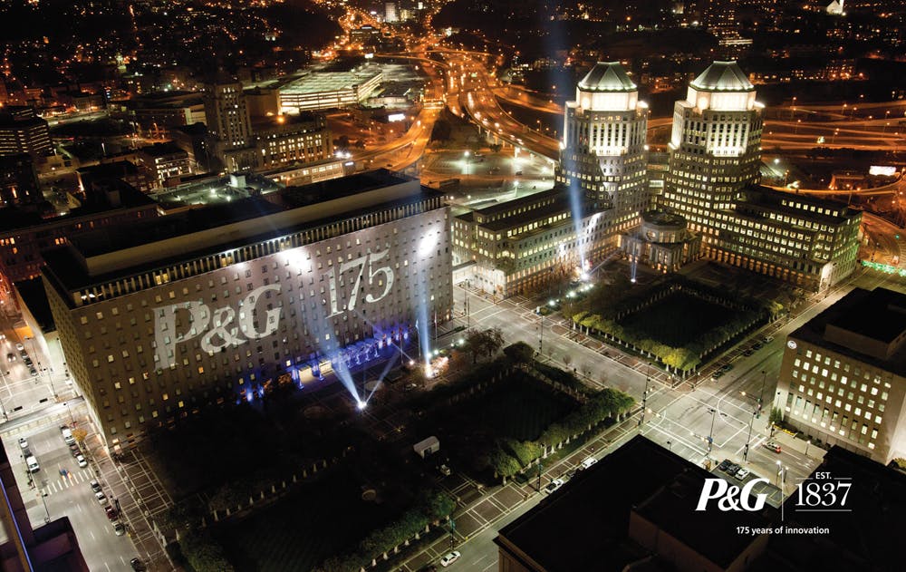 As part of its IntelliCommand building operations management service, Jones Lang LaSalle staffs a team of facilities experts who