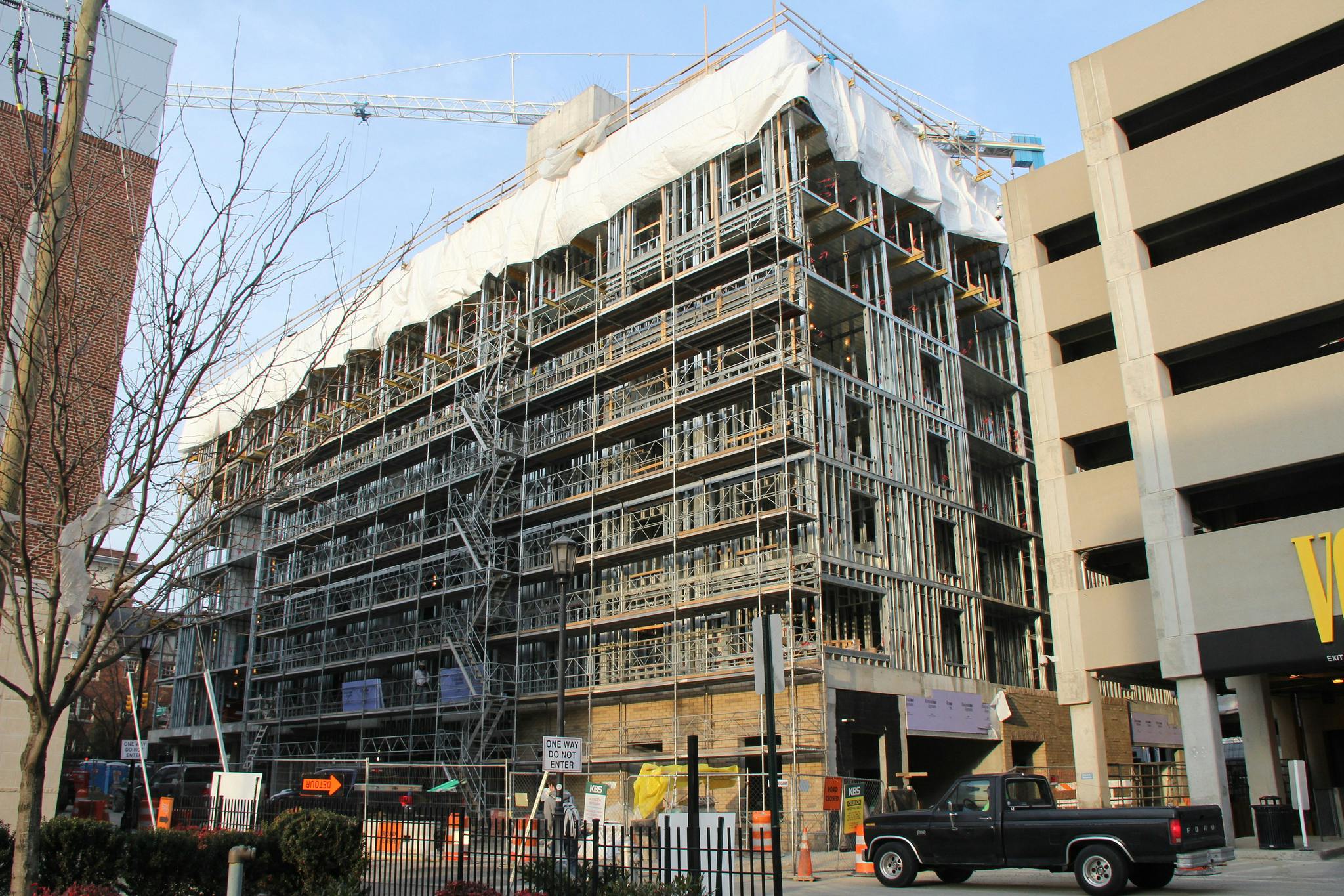 Multifamily completions in buildings with 50 or more units continues to