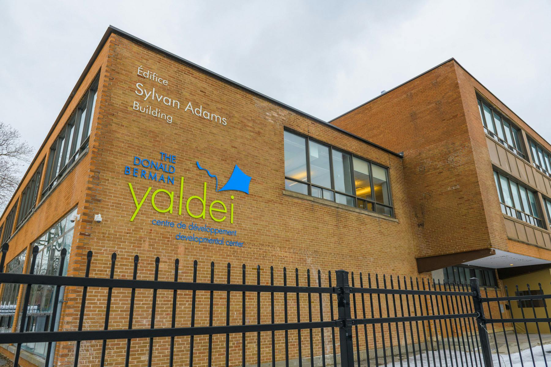 66fb2374f503dd1896766e9b Yaldei20school20establishing20shot20close20up