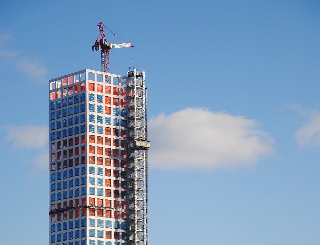 The average U.S. contractor has 8.9 months worth of construction work in the pipeline, as of June 2023 Image by Michael Bu&szlig;mann from Pixabay