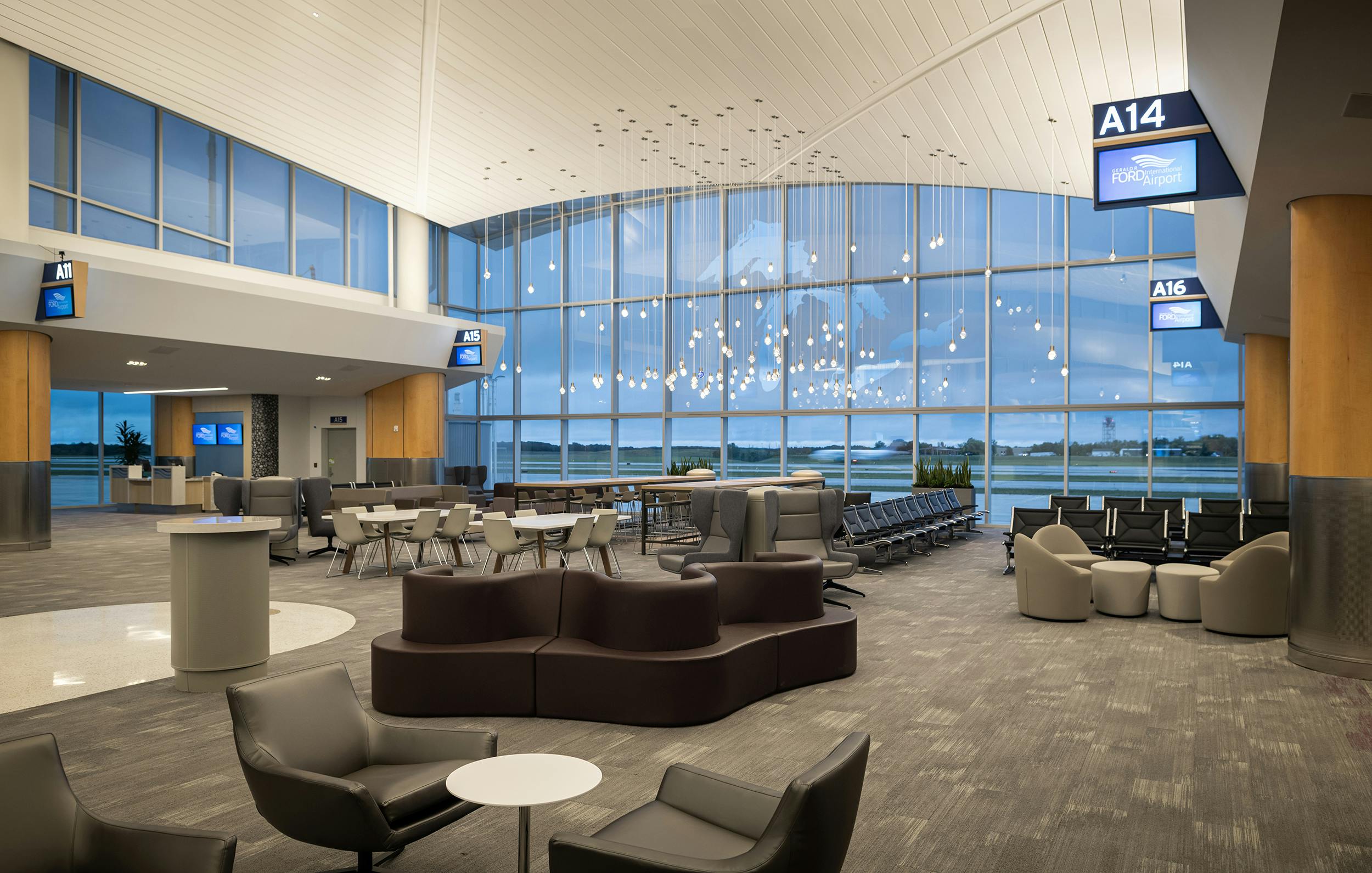Gerald R. Ford International Airport Phase 1 of expanded Concourse A Interior 6, &copy; Peter McCullough Photo courtesy HKS
