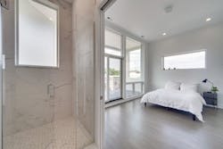 A bathroom and bedroom in Common Damen A bathroom and bedroom in Common Damen