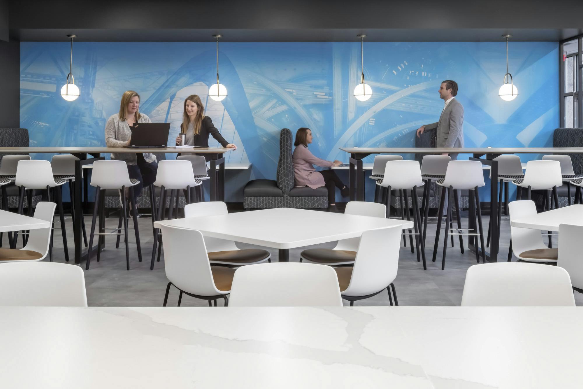 67338698e658aed408227e88 3 2019099 00 Srf Int Workcafe Crop People Lgformat