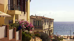 California Beach Houses. Beach town oceanfront luxury homes overlooking the Pacific ocean in southern California.