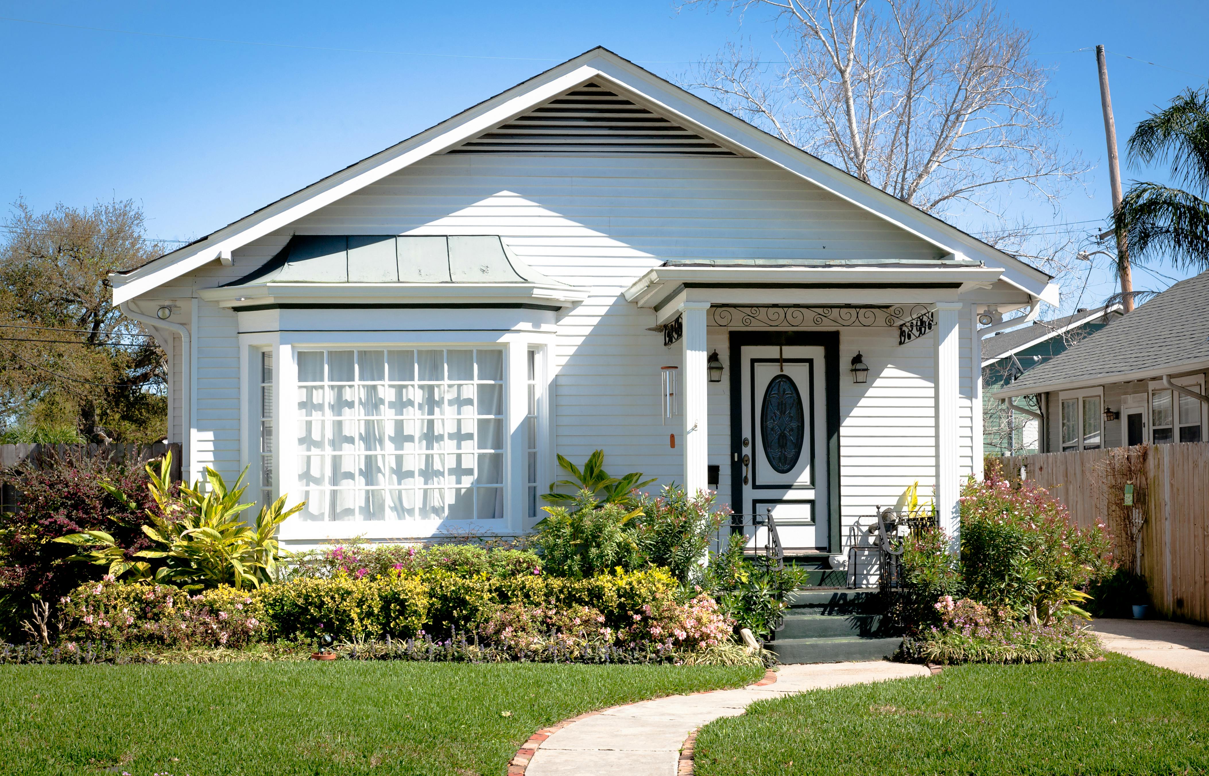 Starter home cottage white trim