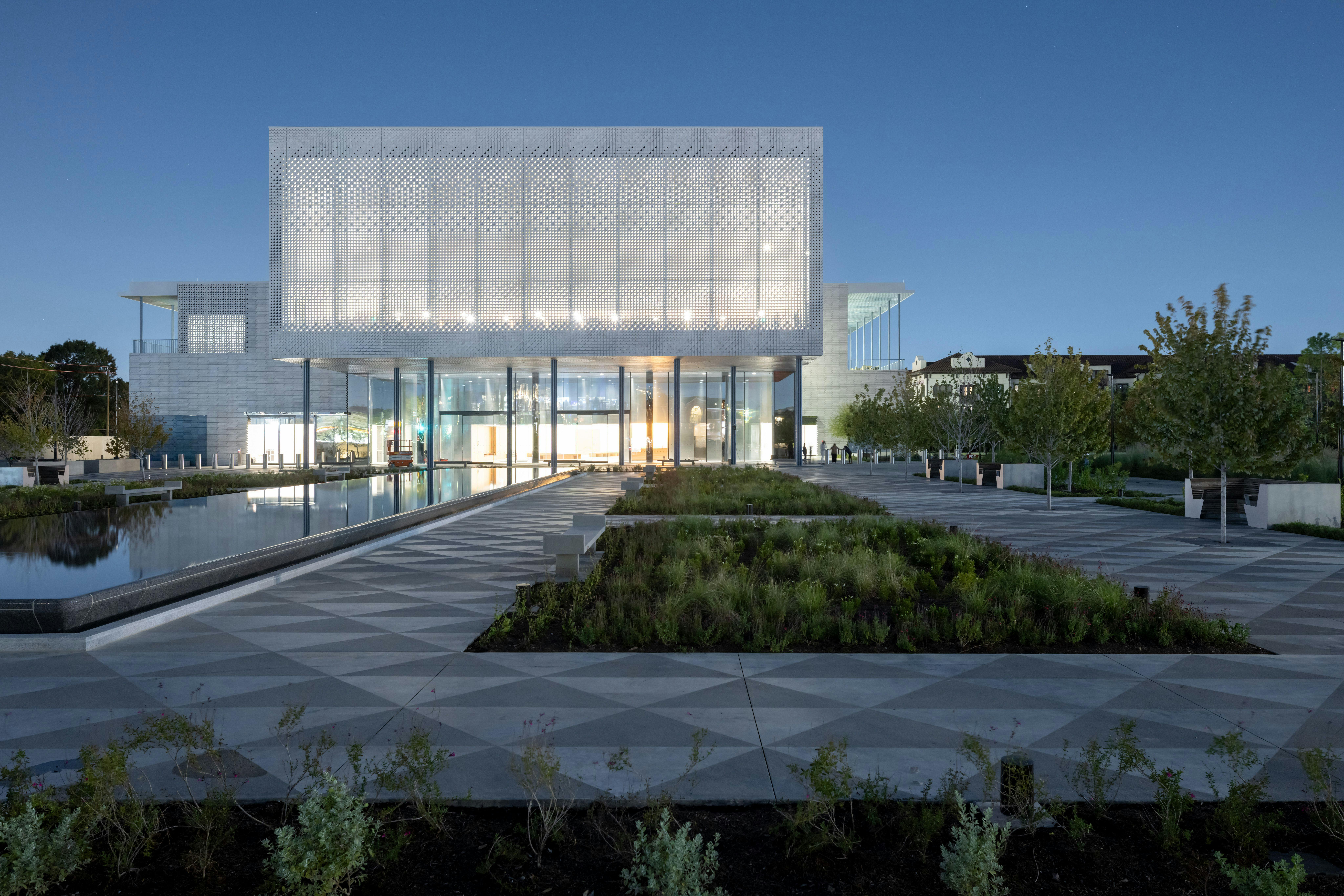 The Ismaili Center&rsquo;s fa&ccedil;ade and Reflecting Fountain, as seen in the evening. Photo Iwan Baan